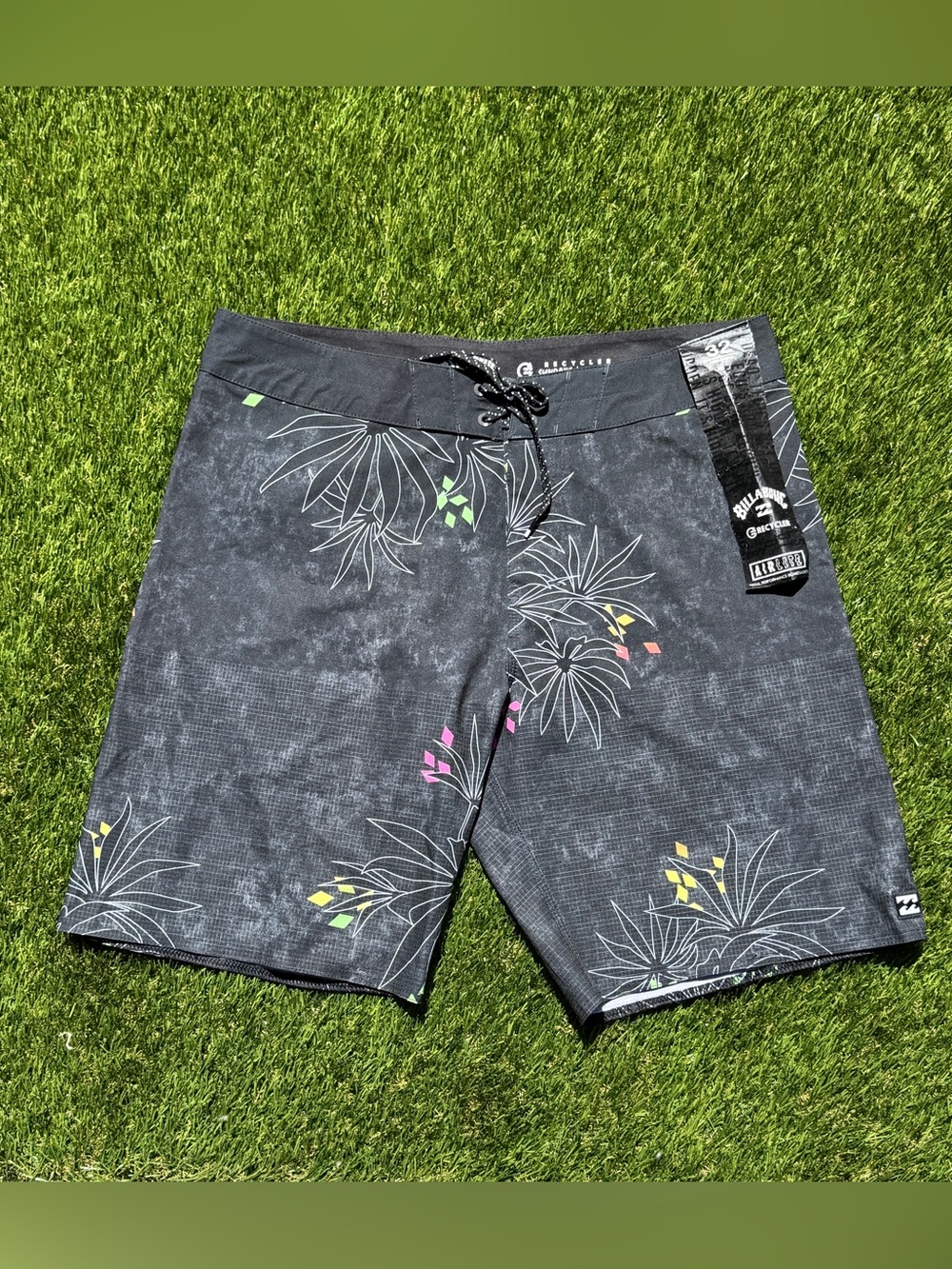 Billabong Men's Gray Floral Performance Swim Trunks size 32 new